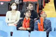 Bạn gái Đặng Văn Lâm hiếm hoi xuất hiện trên sân xem bóng