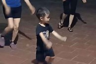 Bé trai 4 tuổi Bắc Giang nhảy cùng các bà, các mẹ gây ngạc nhiên: 'Dancer này quá dẻo!’