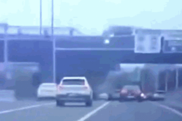 Clip: Kinh hoàng cảnh Porsche đâm vào lan can rồi rơi khỏi cầu vượt