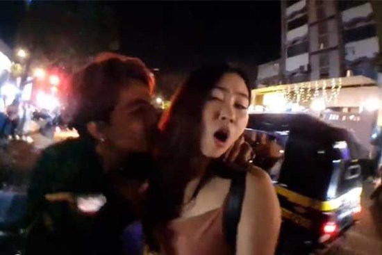 YouTuber bị người đàn ông lao vào đòi hôn khi đang livestream