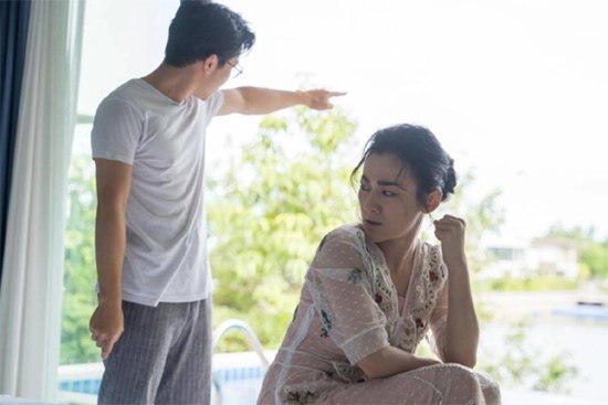 Người tình dọa gửi 'clip nóng' cho chồng, tôi đành đi trước một bước