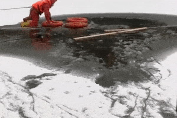 Nghẹt thở giải cứu người đàn ông rơi xuống hồ nước đóng băng