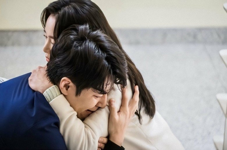 Ly hôn 1 tuần đã nhận được thiệp cưới của chồng cũ, tới dự đám cưới tôi ôm anh khóc nức nở-3