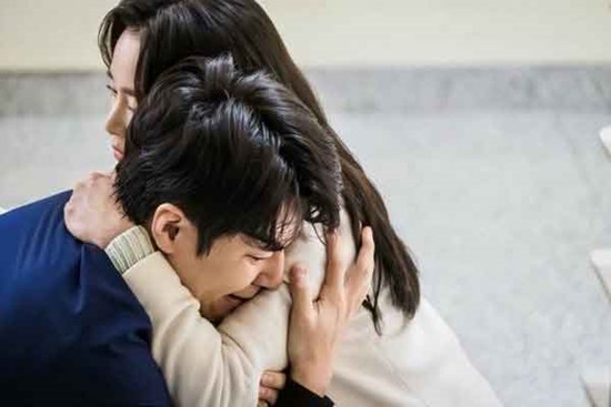 Ly hôn 1 tuần đã nhận được thiệp cưới của chồng cũ, tới dự đám cưới tôi ôm anh khóc nức nở