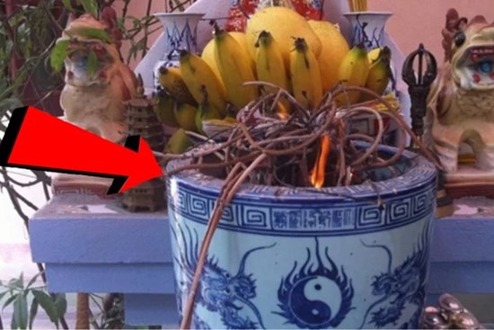Bát hương có 4 dấu hiệu lạ: Nhà nào còn giữ cố, không thay là mất lộc