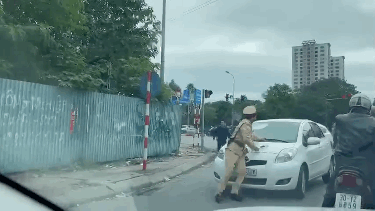 CLIP: Nữ tài xế ôtô không chấp hành hiệu lệnh, đẩy CSGT đi nhiều mét-1