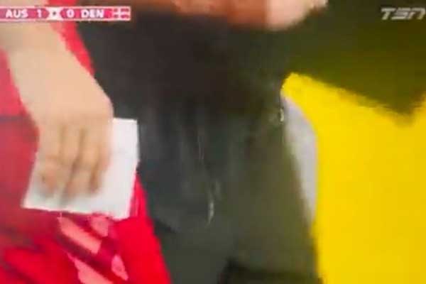 Hy hữu: Cầu thủ Đan Mạch bất cẩn để mảnh giấy chiến thuật rơi vào tay Australia-1