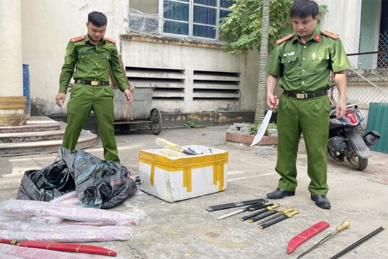 Mua 400 dao, kiếm, súng bắn bi ở biên giới Lạng Sơn rồi rao bán trên Tiktok