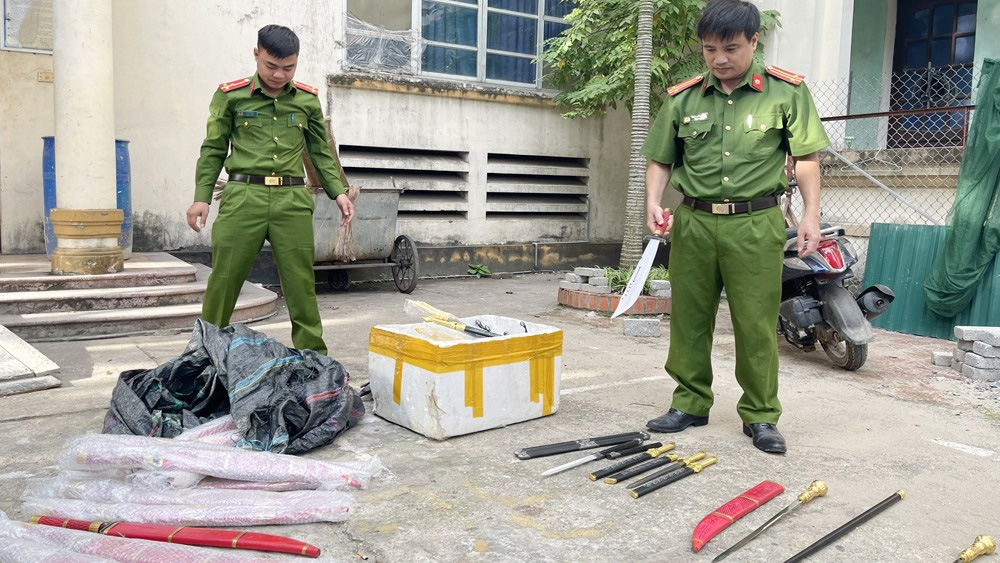 Mua 400 dao, kiếm, súng bắn bi ở biên giới Lạng Sơn rồi rao bán trên Tiktok-1