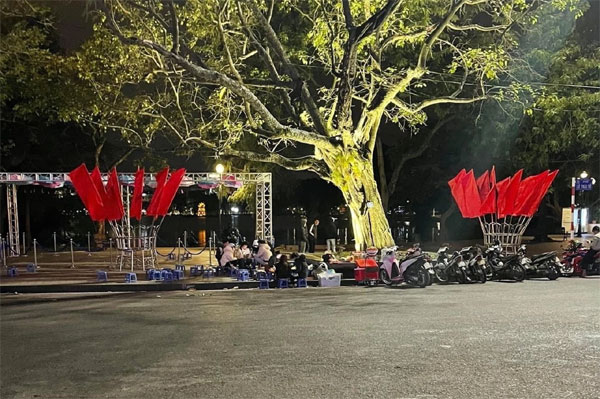 Thưởng thức đồ ăn vặt tại Hồ Gươm, cô gái mất 320.000 đồng cho 4 củ khoai-1