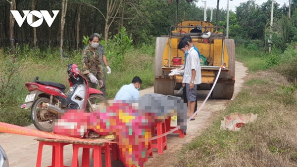 Va chạm với xe lu, hai mẹ con đi xe máy tử vong tại chỗ-1