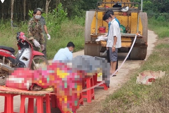 Va chạm với xe lu, hai mẹ con đi xe máy tử vong tại chỗ