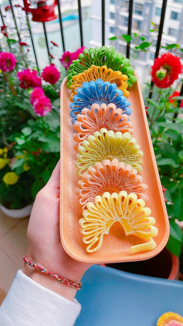 Mứt dừa hoa cúc từ màu thiên nhiên, tạo hình mới lạ khiến chị em phát cuồng dịp Tết-5