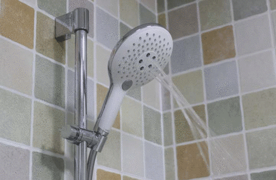 Đầu vòi hoa sen phòng tắm luôn bị tắc? Đừng dùng tăm hay kim chọc, áp dụng cách này vòi chảy mạnh ngay-3