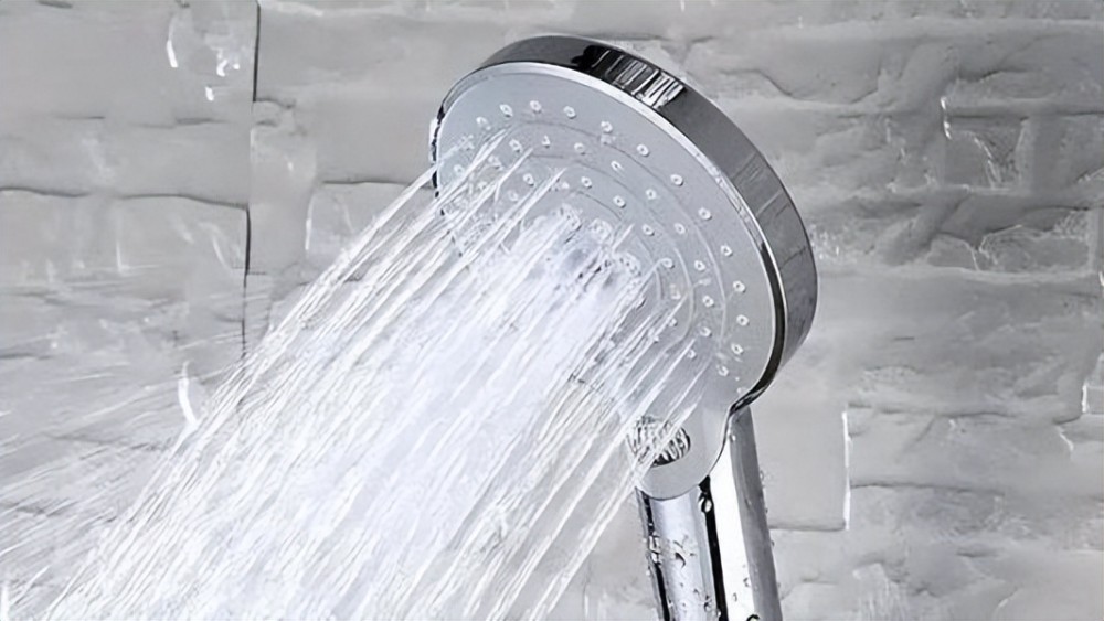 Đầu vòi hoa sen phòng tắm luôn bị tắc? Đừng dùng tăm hay kim chọc, áp dụng cách này vòi chảy mạnh ngay-4