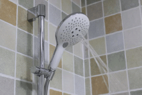 Đầu vòi hoa sen phòng tắm luôn bị tắc? Đừng dùng tăm hay kim chọc, áp dụng cách này vòi chảy mạnh ngay