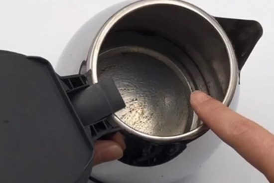 Ấm nước tích đầy cặn bẩn, cho thứ này vào đun sôi là sạch, không tốn công cọ rửa