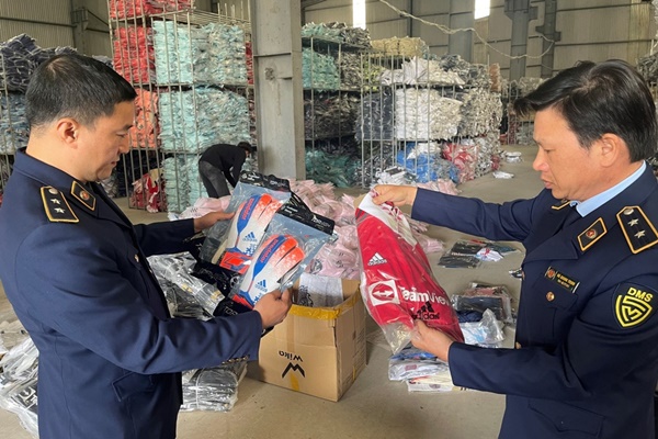 Phát hiện kho chứa 30.000 bộ quần áo adidas, Nike giá 55.000 đồng/bộ-1