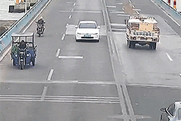 Vừa bước ra khỏi ô tô, bé gái may mắn thoát khỏi tử thần trong gang tấc-1