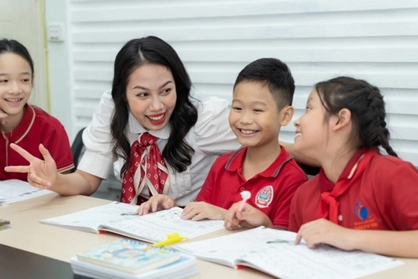 LƯU Ý: Cô giáo ở Hà Nội thống kê sự thay đổi cấu trúc đề thi tiếng Anh” tại một số trường chuyên, CLC mùa tuyển sinh 2023-1