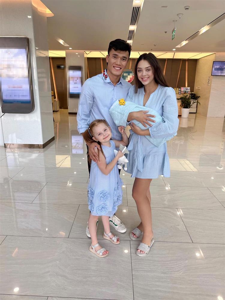 Vợ Tây của Bùi Tiến Dũng xuất viện, bật ngửa ảnh cận mặt mẹ bỉm-1