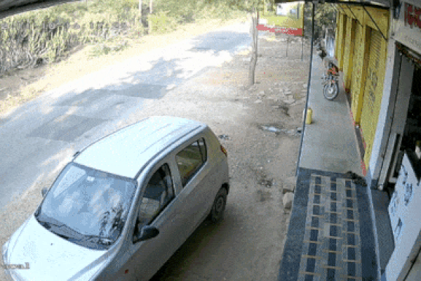 Ngán ngẩm xem tài xế loay hoay bon chen trên cầu vượt cạn-1