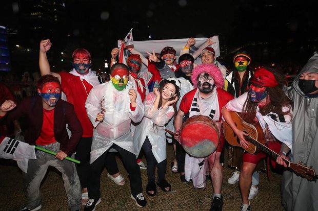 Biển người Hàn Quốc cuồng nhiệt ăn mừng chiến thắng dưới cái lạnh âm độ C, bên cạnh... xe cấp cứu-4