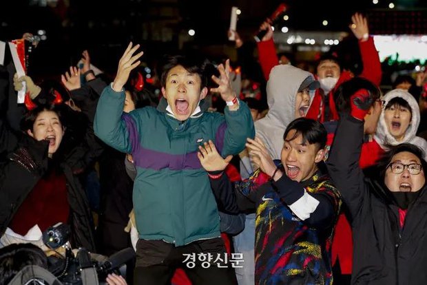Biển người Hàn Quốc cuồng nhiệt ăn mừng chiến thắng dưới cái lạnh âm độ C, bên cạnh... xe cấp cứu-2