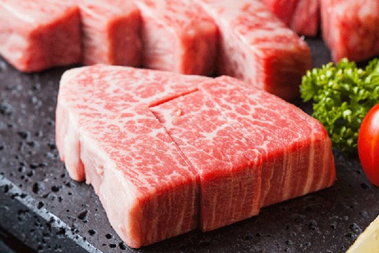 Hộp quà Tết tràn ngập bò Kobe, giá hàng chục triệu đồng