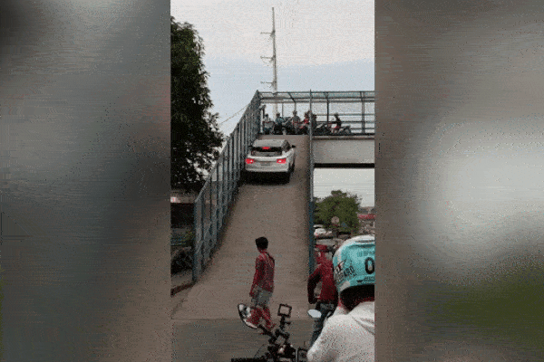 Ngán ngẩm xem tài xế loay hoay 'bon chen' trên cầu vượt cạn