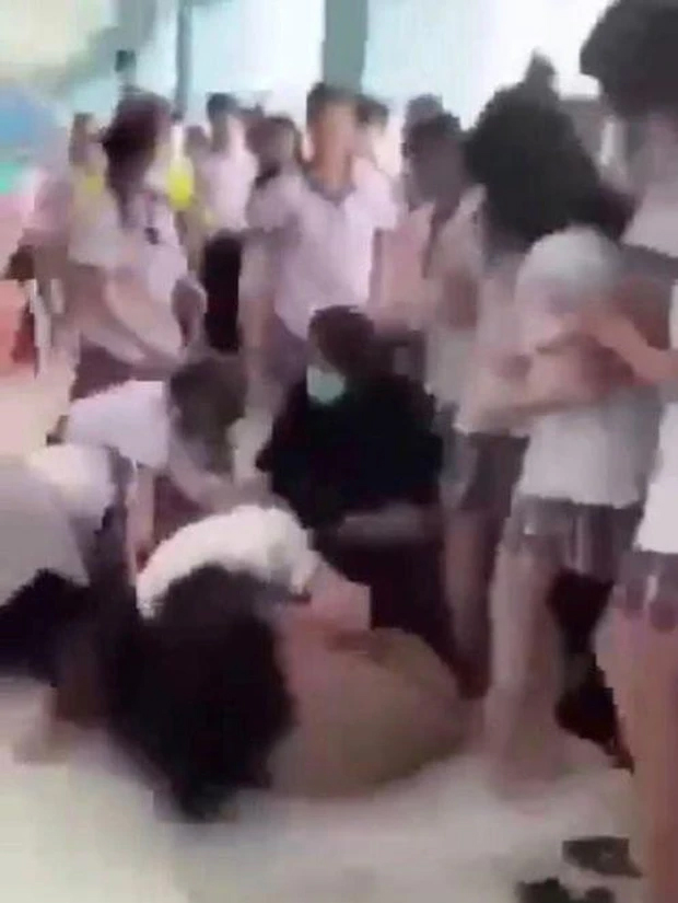TPHCM lại xuất hiện clip nữ sinh đánh nhau trong trường học-1