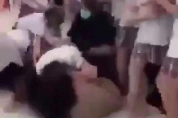 Thực hư clip nam sinh bị khóa tay rồi đánh lan truyền trên mạng xã hội-2