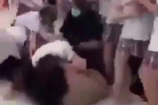 TPHCM lại xuất hiện clip nữ sinh đánh nhau trong trường học