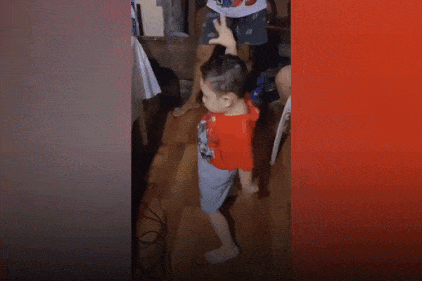 Bé 3 tuổi nhảy theo Black Pink đầy điêu luyện