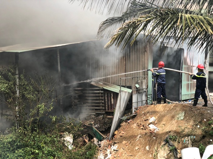 CLIP: Khói lửa ngùn ngụt kèm tiếng nổ lớn trong xưởng ở Đồng Nai-1