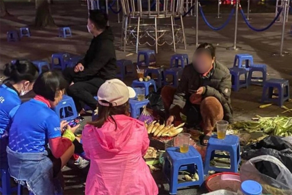 Hà Nội: Xác minh clip du khách dán điện thoại bị chém 500.000 đồng-2