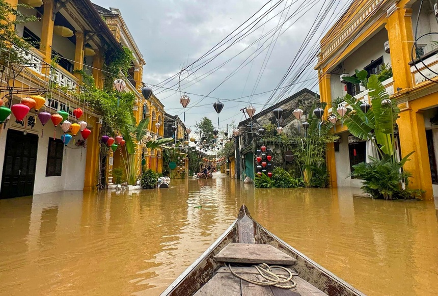 Quảng Nam sạt lở, Hội An ngập sâu sau mưa lớn-2