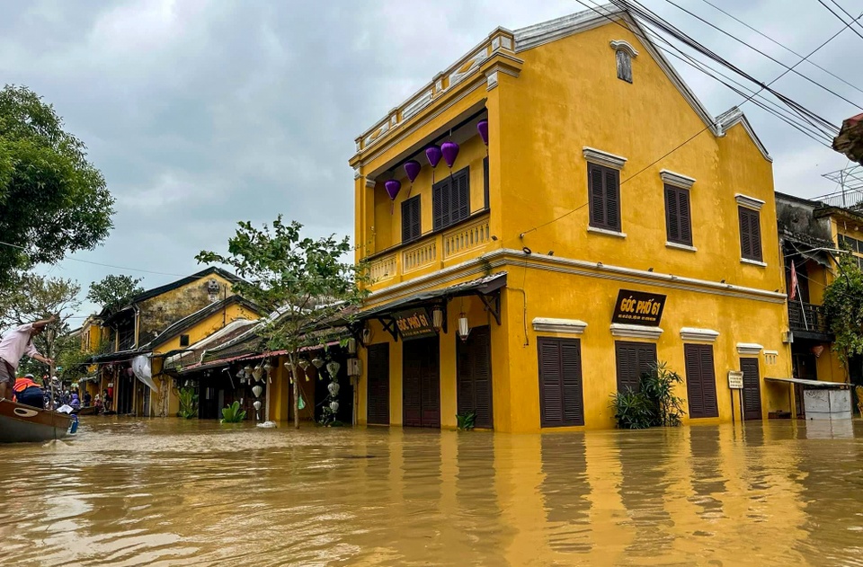 Quảng Nam sạt lở, Hội An ngập sâu sau mưa lớn-1