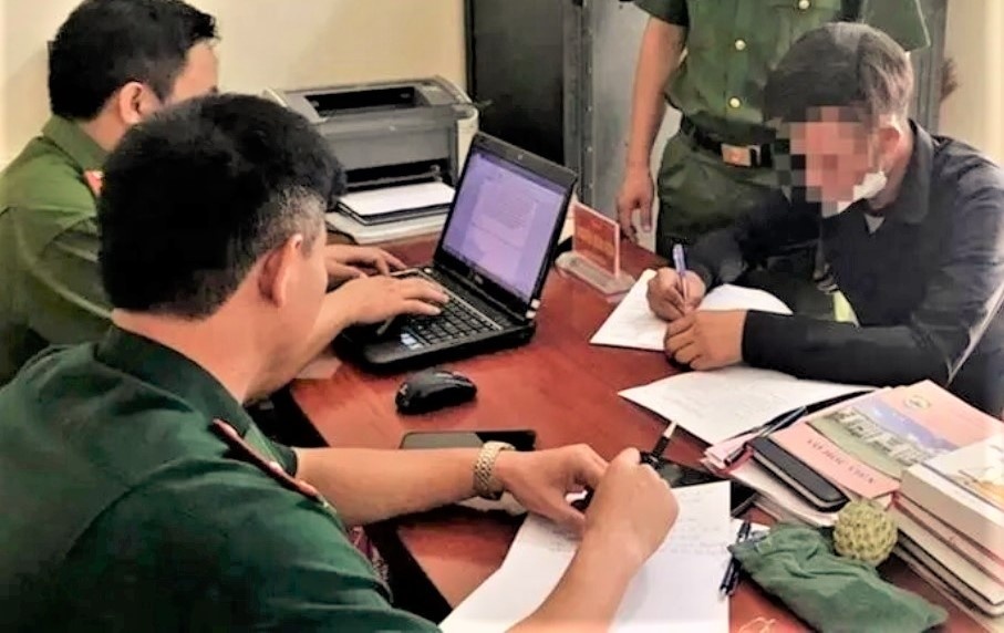 Trói tay và treo con gái lên trần nhà để dạy dỗ, bố bị phạt 45 triệu-2