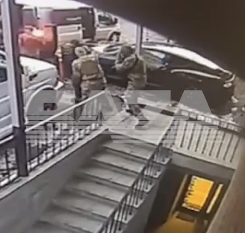 Triệu phú bitcoin Nga bị lôi khỏi xe sang Bentley ngay giữa Moscow-2