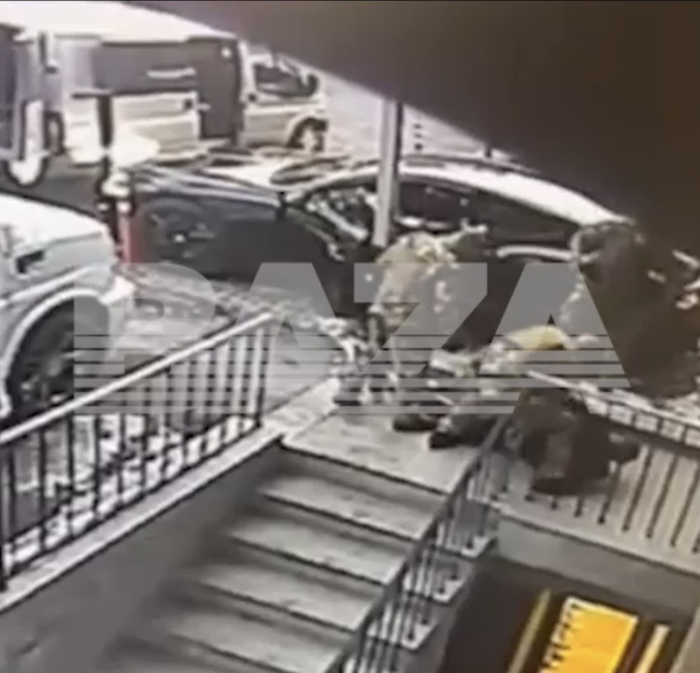 Triệu phú bitcoin Nga bị lôi khỏi xe sang Bentley ngay giữa Moscow-1