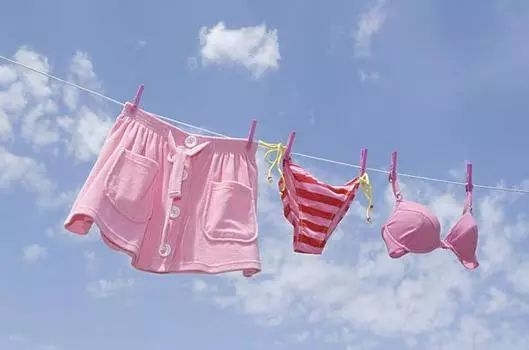 Quần áo sau khi giặt có nên lộn trái trước khi phơi? Nhiều người mắc sai lầm, chẳng trách quần áo vẫn bị phai màu và khô cứng-3