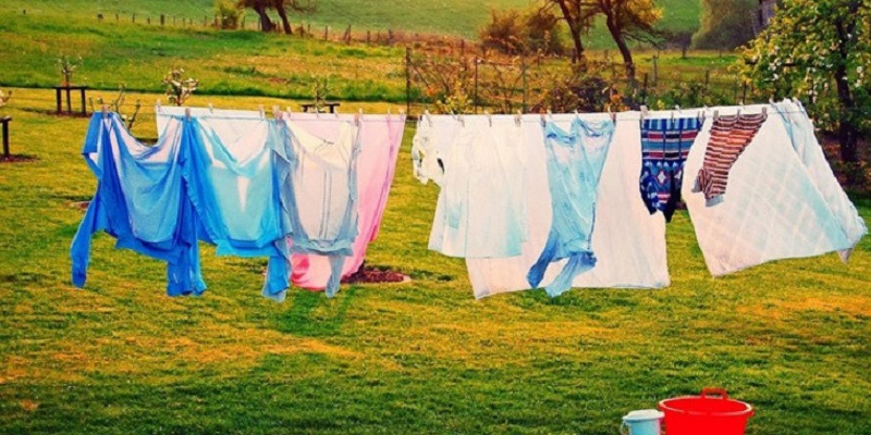 Quần áo sau khi giặt có nên lộn trái trước khi phơi? Nhiều người mắc sai lầm, chẳng trách quần áo vẫn bị phai màu và khô cứng-1