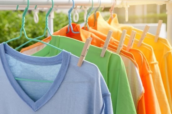 Quần áo sau khi giặt có nên lộn trái trước khi phơi? Nhiều người mắc sai lầm, chẳng trách quần áo vẫn bị phai màu và khô cứng