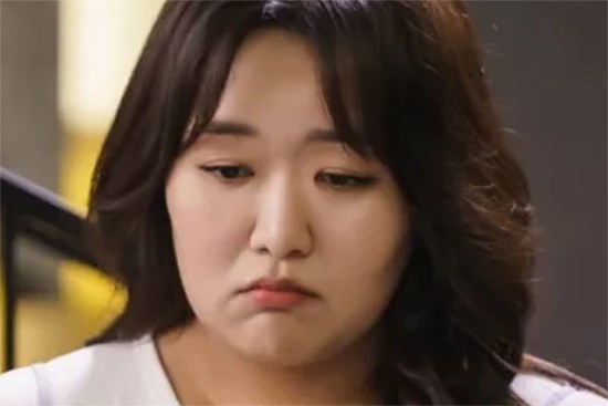 Sau sinh, tôi tăng 20 kg, chồng không chạm vào nữa, 2 năm sau anh ta quỳ xuống xin tôi ở lại