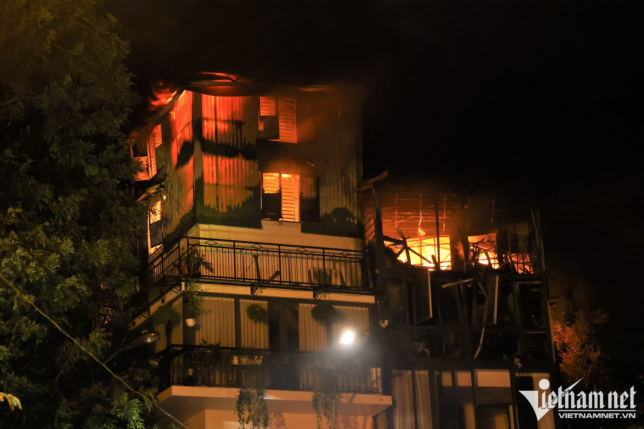 Cháy lớn tại căn nhà 5 tầng trong phố cổ Hà Nội lúc nửa đêm-1