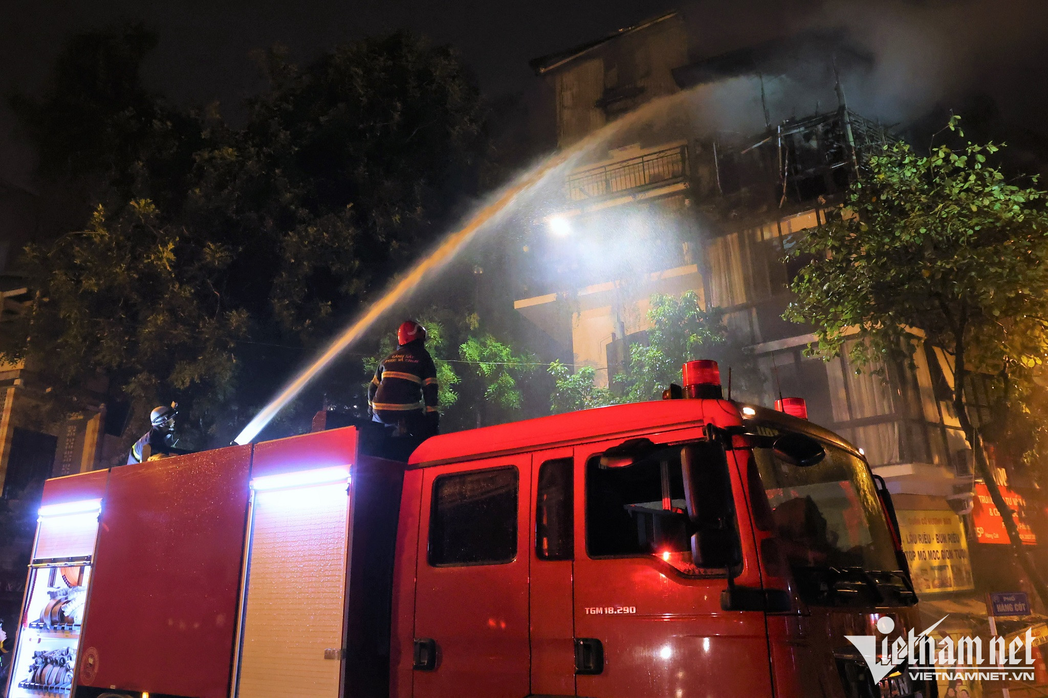 Cháy lớn tại căn nhà 5 tầng trong phố cổ Hà Nội lúc nửa đêm-2