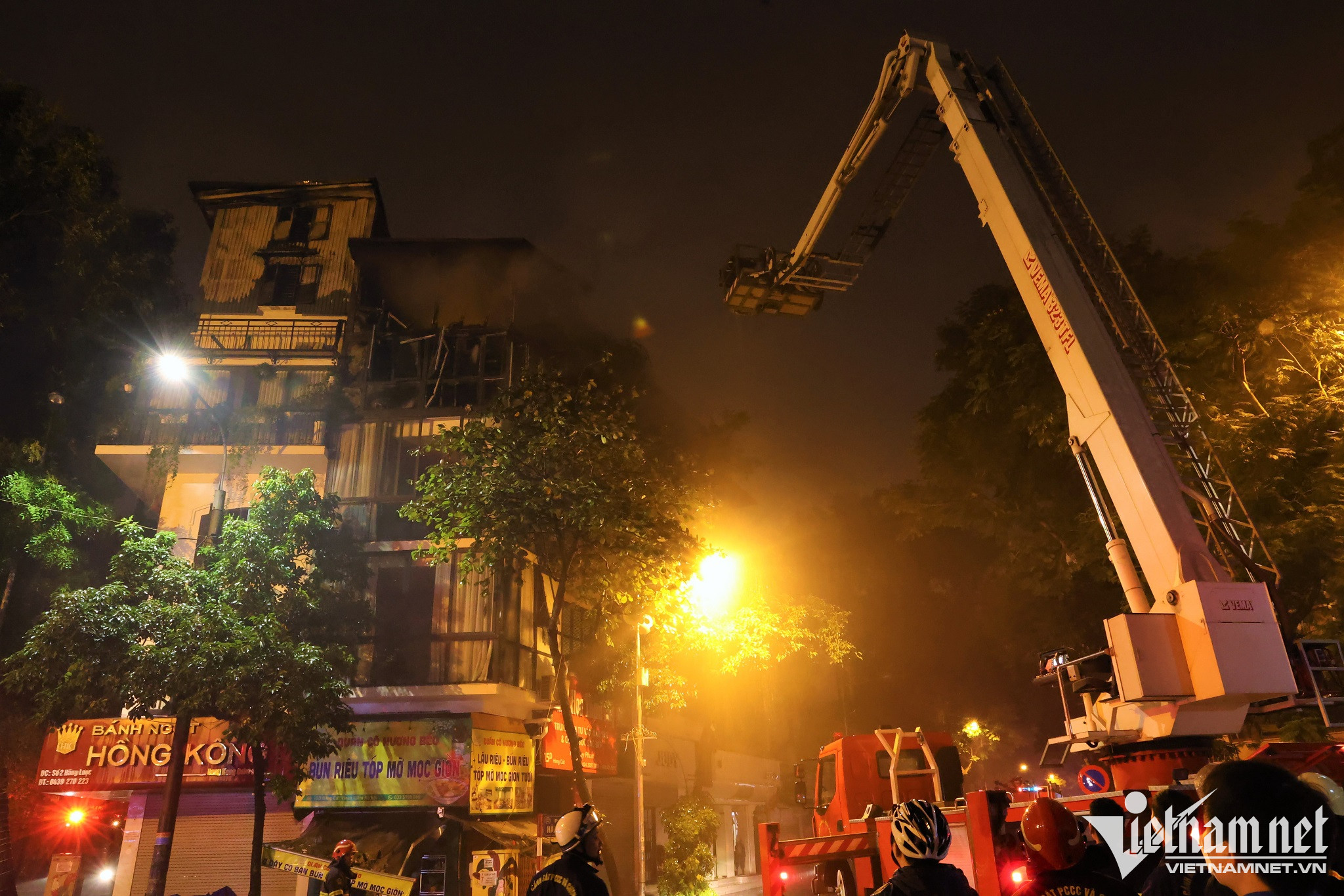 Cháy lớn tại căn nhà 5 tầng trong phố cổ Hà Nội lúc nửa đêm-3