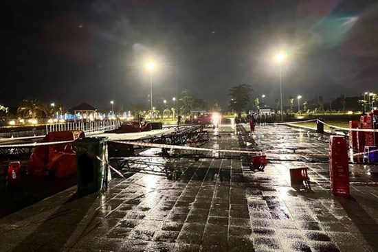 Sập giàn ánh sáng sân khấu nhạc nước ở Bình Dương, 6 người bị thương