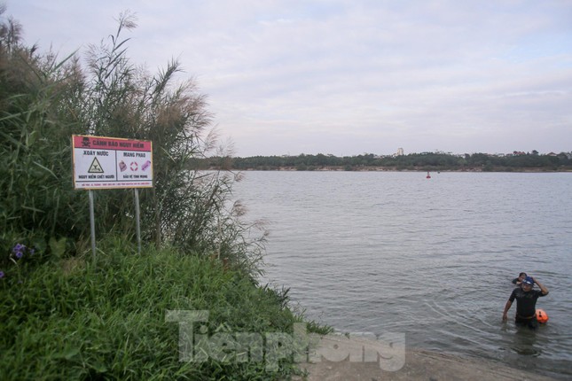 Hà Nội rét căm căm, nhiều người vẫn luyện công tắm sông Hồng-10